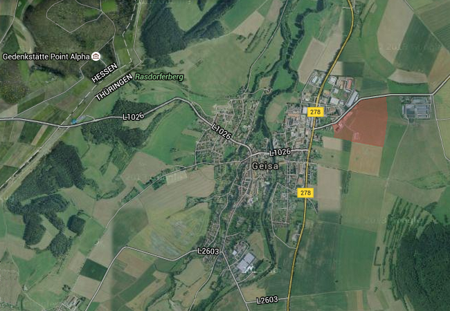 Satellitenbild von Geisa, die Fläche des Gewerbegebietes ist farbig markiert